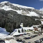 Valara Alpine Art Готель Тукс