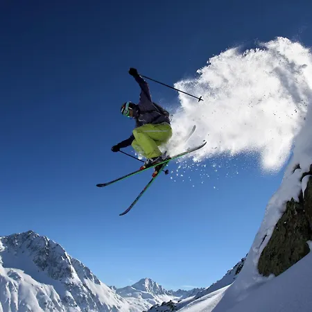 Hotel Valara Alpine Art Tux