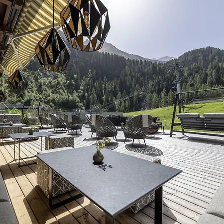 Hotel Valara Alpine Art Tux