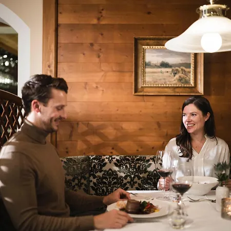 Valara Alpine Art 4* Tux