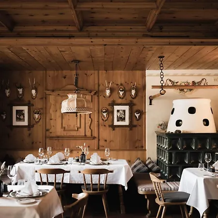 Valara Alpine Art 4* Tux