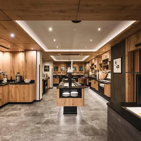 Valara Alpine Art 4* Tux