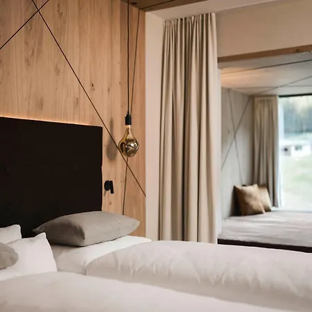 Valara Alpine Art 4* Tux