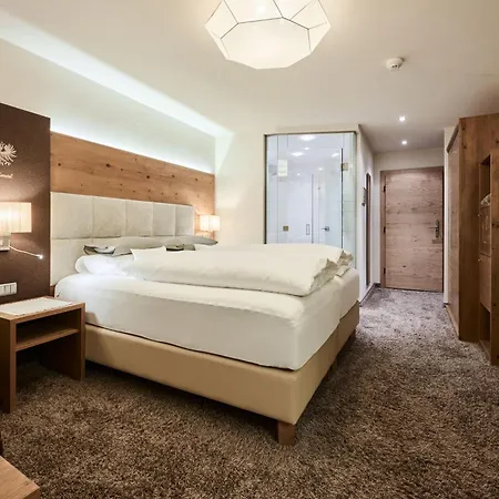 Valara Alpine Art Tux