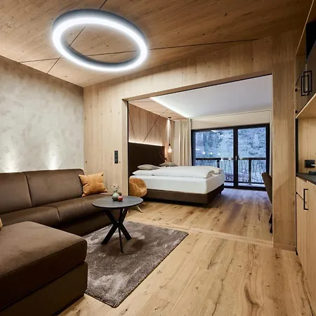 Valara Alpine Art 4* Tux