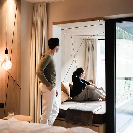 Valara Alpine Art 4* Tux