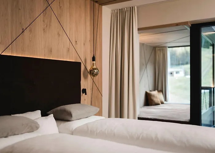 Valara Alpine Art 4* Tux