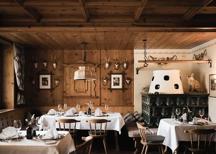 Valara Alpine Art 4* Tux