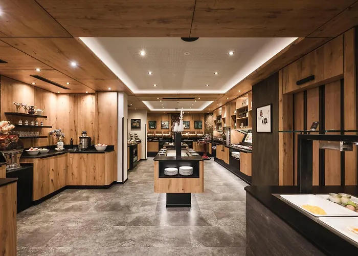 Valara Alpine Art 4* Tux