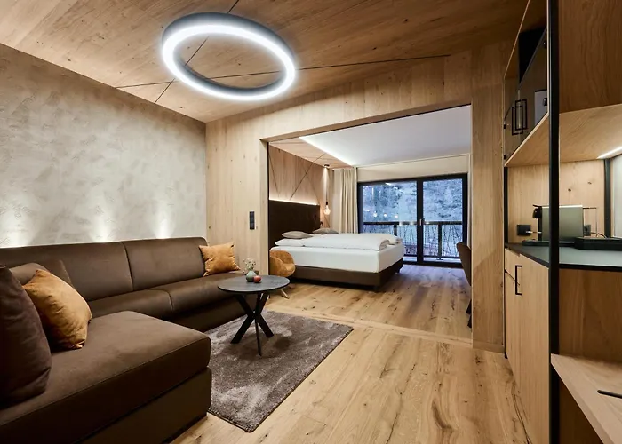 Valara Alpine Art 4* Tux